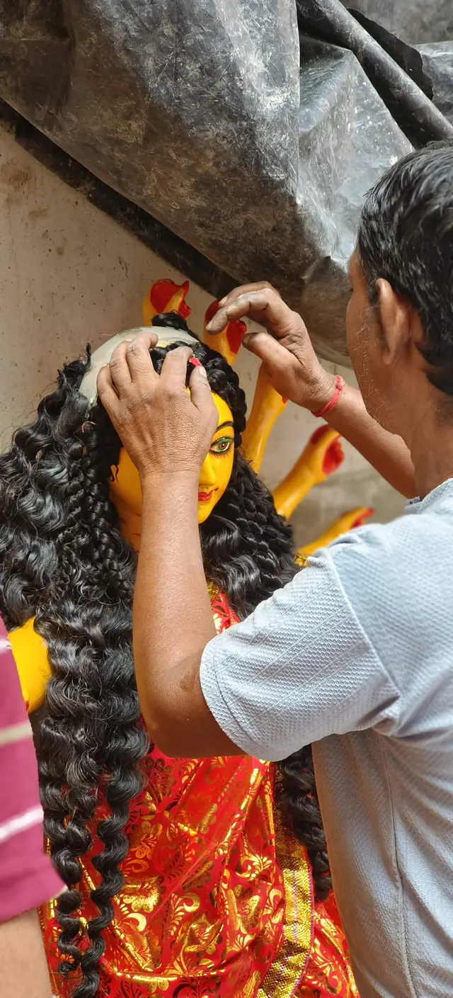 Arranging the goddess's long tresses