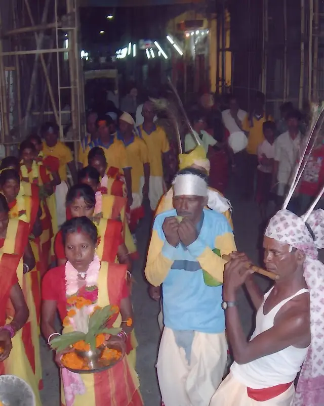 Dhakis and devotees on the move