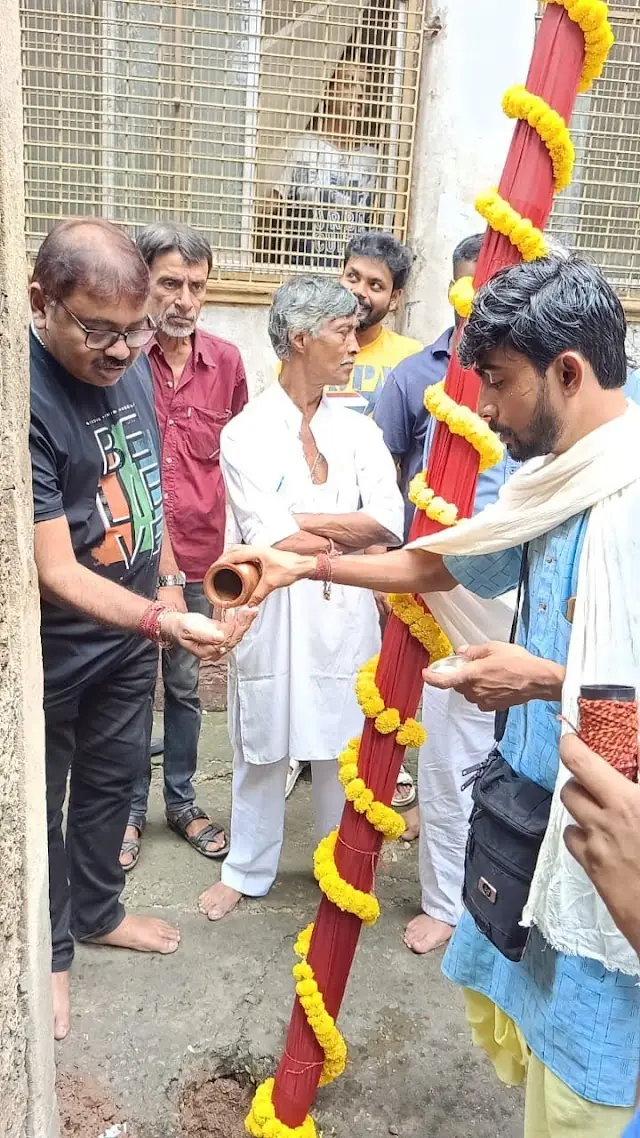 Members tie the khuti during the khuti puja