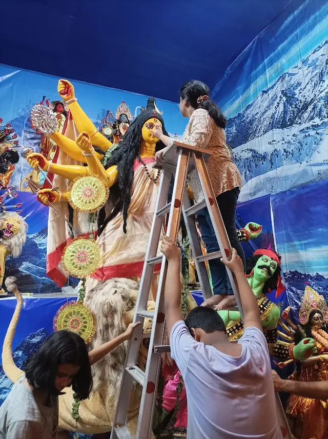 Final touches to the idols